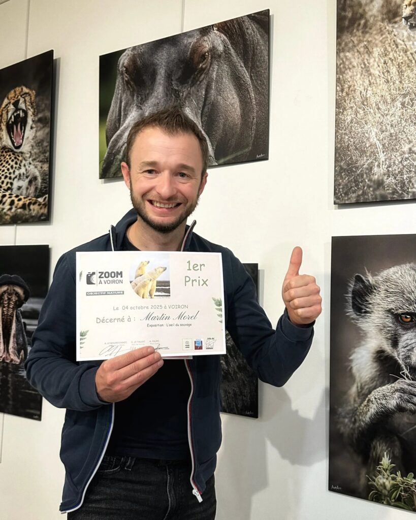 Martin Morel avec son diplôme de 1er Prix, exposition L'Œil du Sauvage, Festival Zoom à Voiron